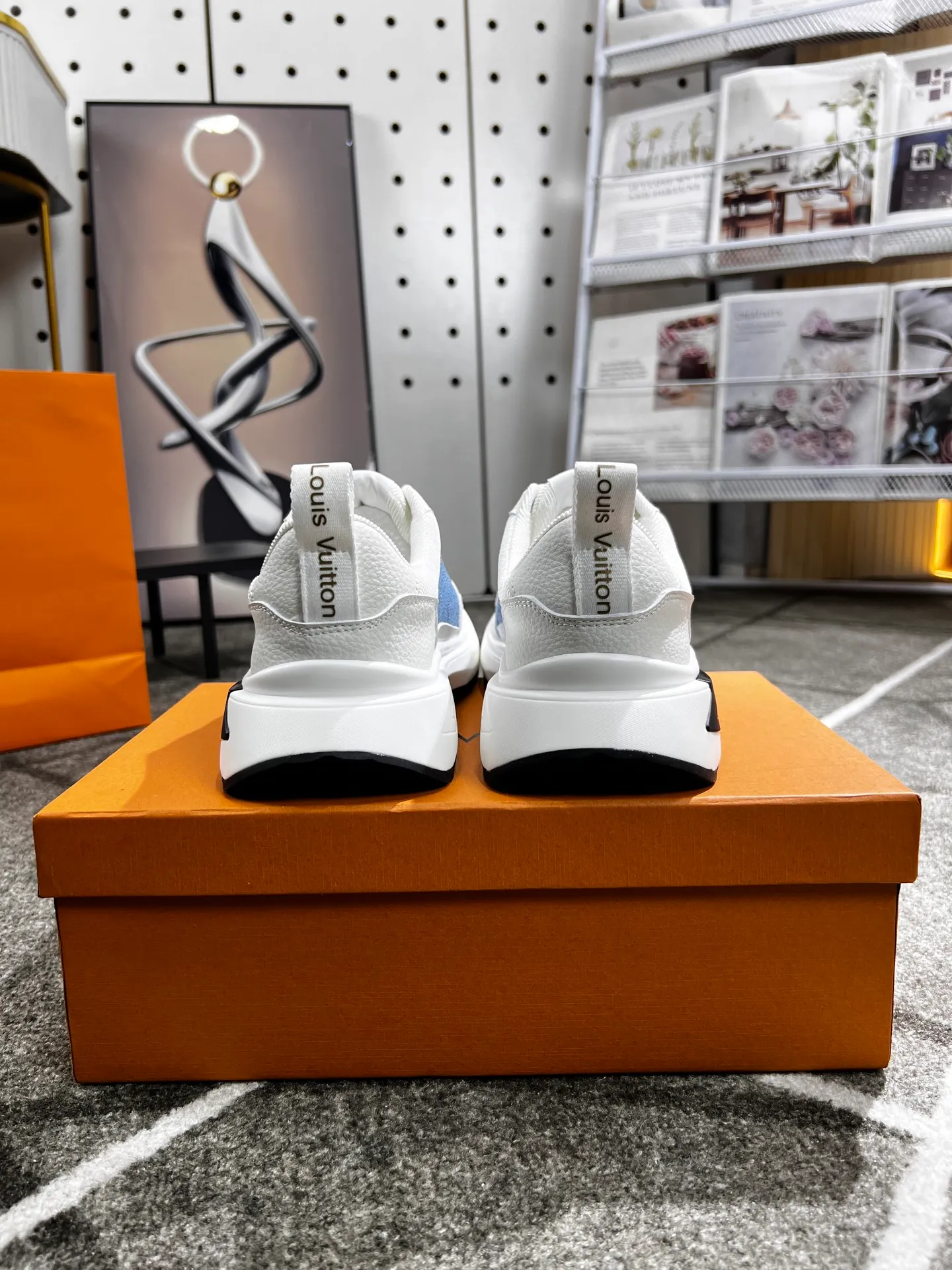 Factory price: 438 💰 LV new casual men's shoes 👉 👉 Fashionable and versatile, 💞 simple and elegant style, 🔊 made of imported cowhide, ☑️ breathable mesh lining, sheepskin feet, original wear-resistant rubber outsole, exclusive new style, actual shot, three colors available, code number: 38-44, (45 can be customized)